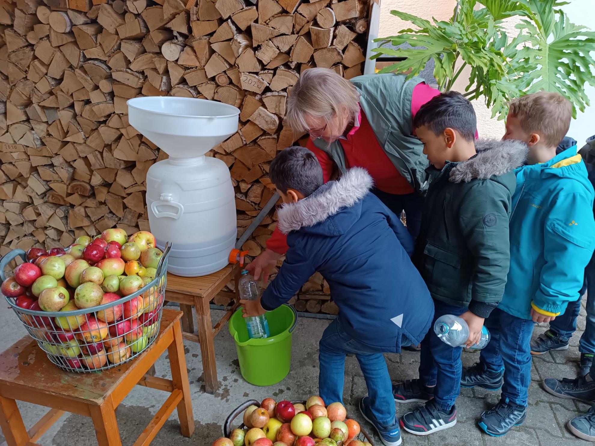 Apfelsaft umfüllen - klein